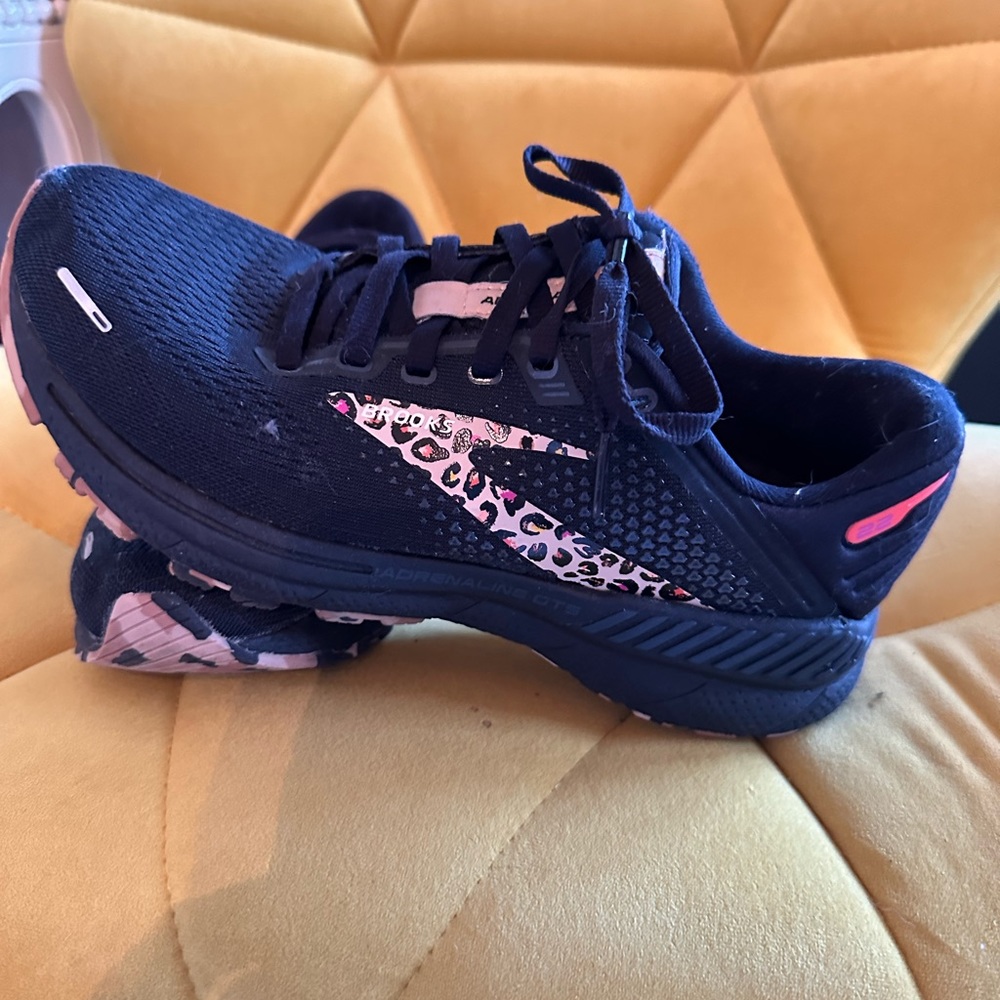 Brooks sneakers size 7